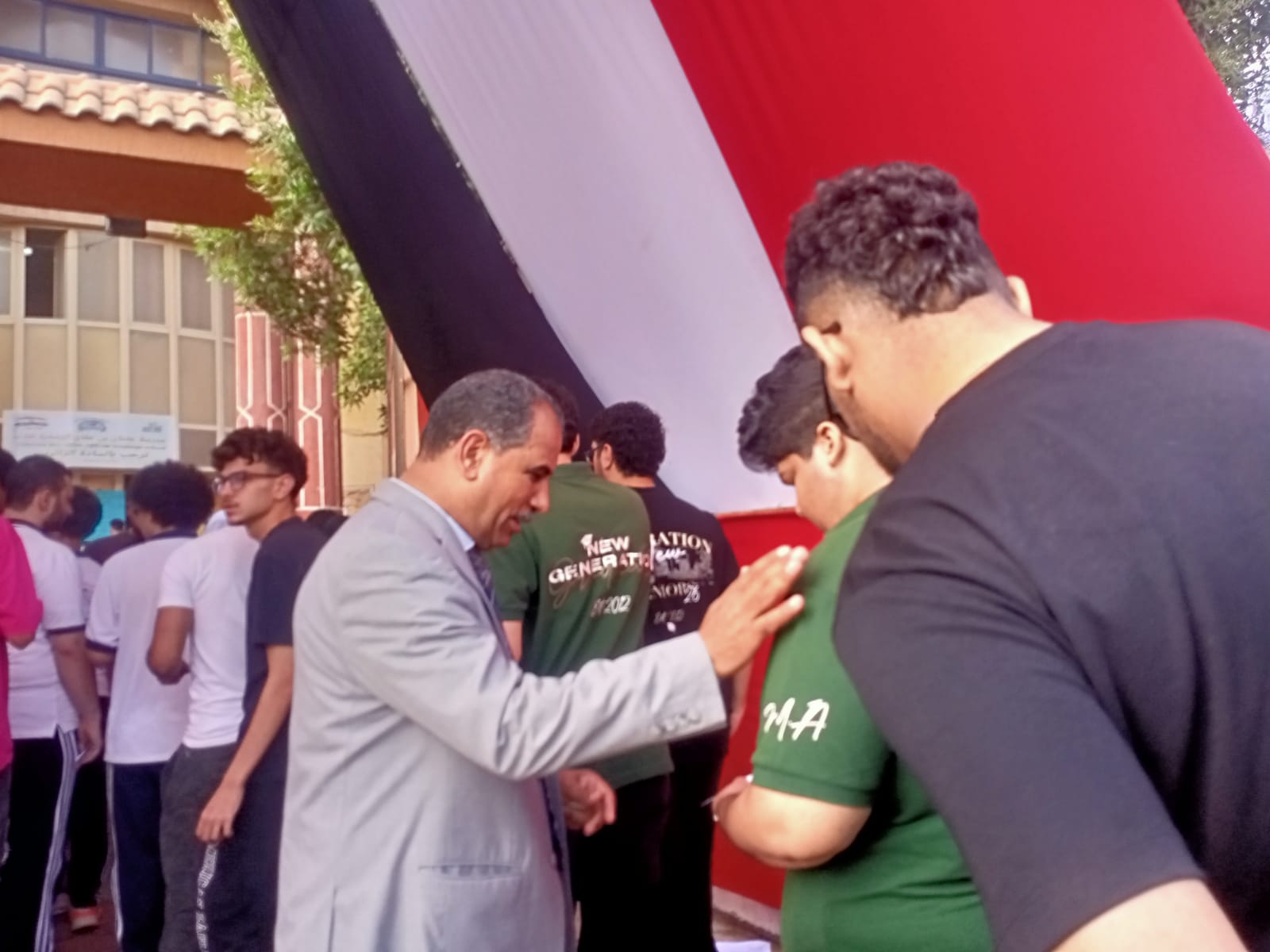 127421-مدير-العبور-التعليمية-يوزع-المياه-والعصائر- 127421-مدير-العبور-التعليمية-يوزع-المياه-والعصائر-