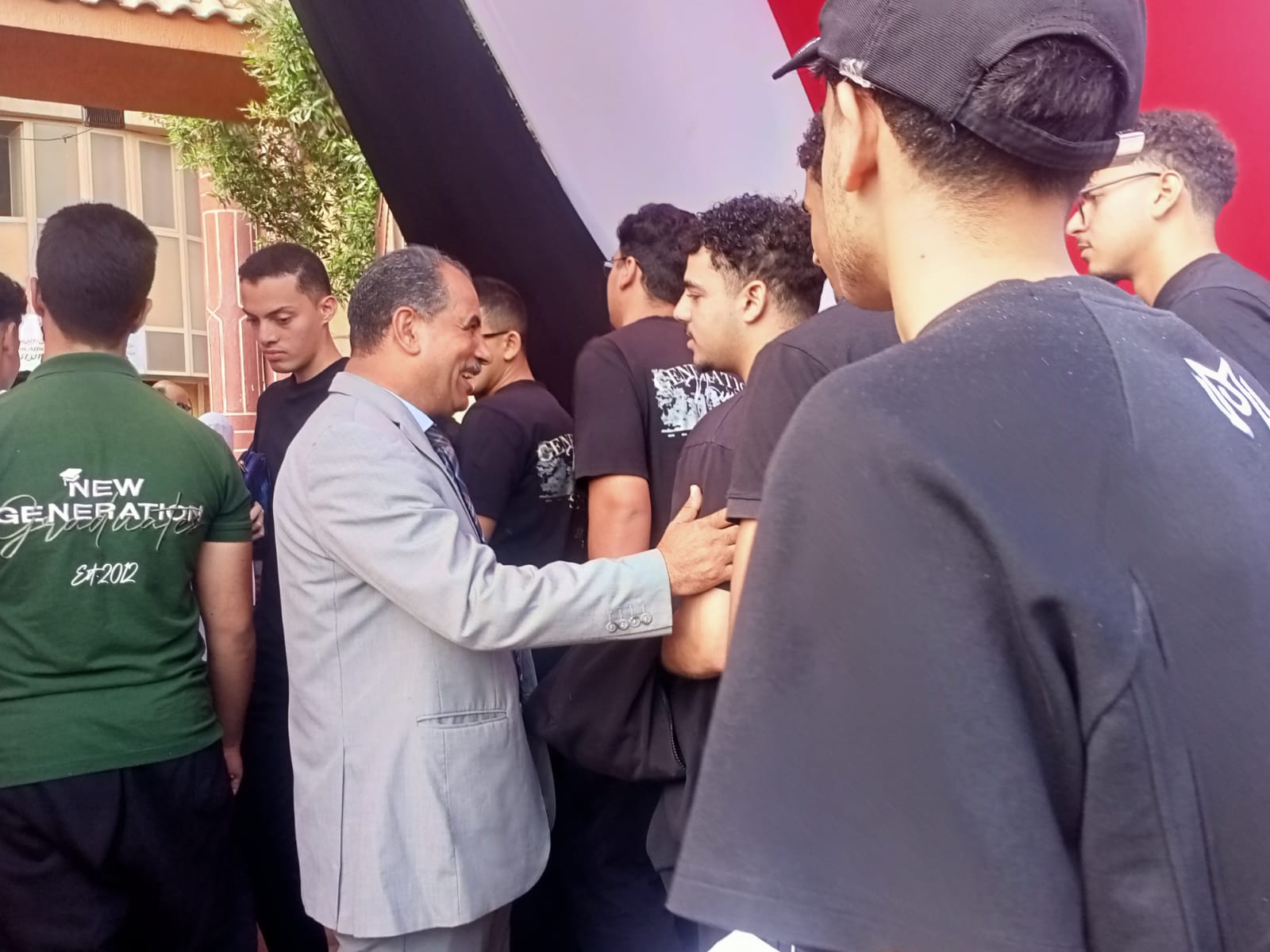 160293-مدير-العبور-التعليمية-يوزع-المياه-والعصائر- 160293-مدير-العبور-التعليمية-يوزع-المياه-والعصائر-