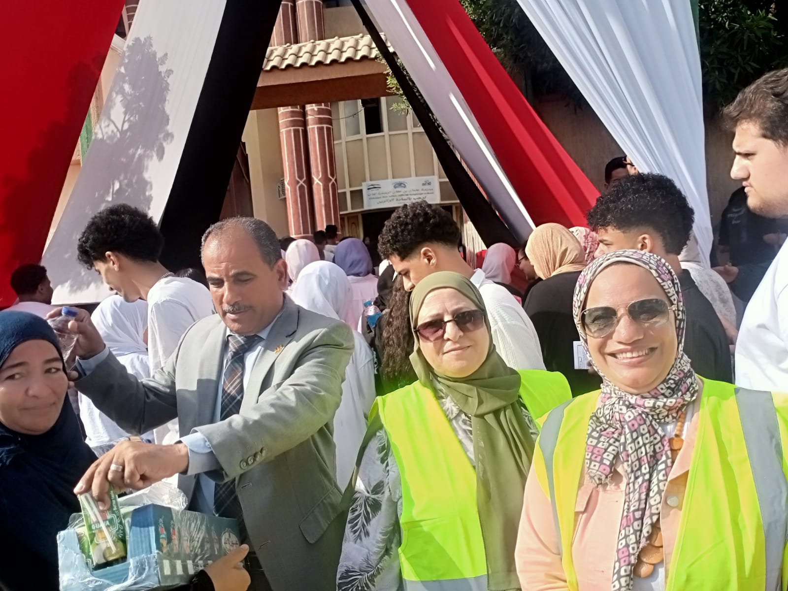 225789-مدير-العبور-التعليمية-يوزع-المياه-والعصائر- 225789-مدير-العبور-التعليمية-يوزع-المياه-والعصائر-