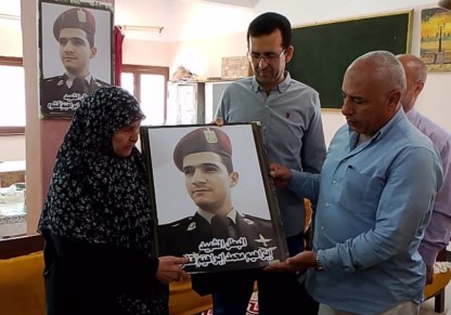 والدة الشهيد البطل أثناء التكريم