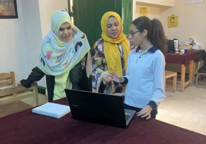 الطالبة تعرض مشروعها