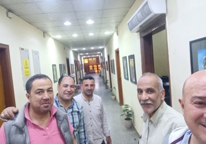 أساتذة التربية الفنية أثناء العمل بتغيير اللوحات 
