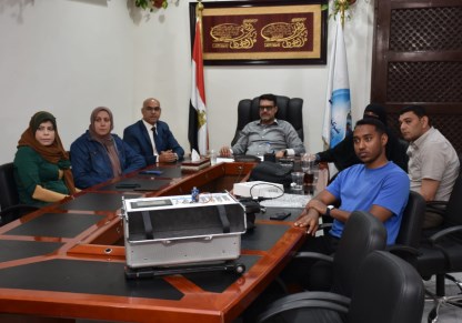 اثناء الاجتماع التشاوري لوفد من كلية النيل بشركة مياه الشرب بالقليوبية 
