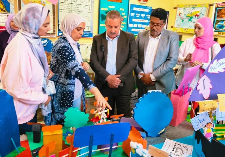 مدير إدارة الخانكة يفتتح معرض الوسائل التعليمية 