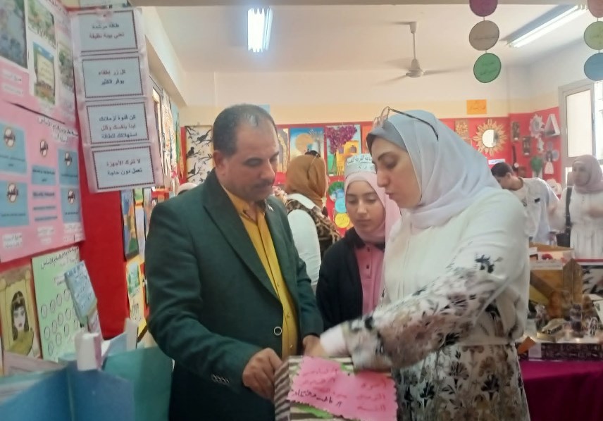 مدير إدارة العبور يتفقد معرض الأنشطة 