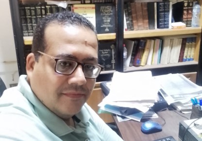 كاتب المقال