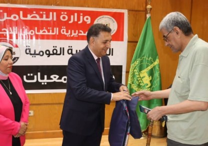 محافظ القليوبية يسلم ملابس الإحرام للحجاج