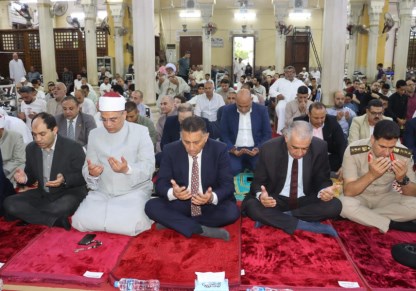 المحافظ والقيادات يؤدون صلاة العيد 