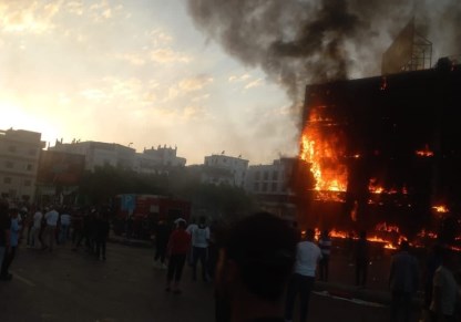 محاولة السيطرة على الحريق من قبل الحماية المدنية 