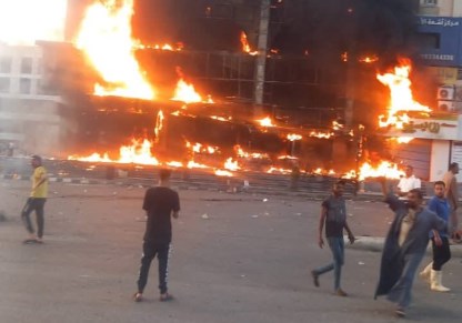 أثناء اندلاع حريق بأحد مطاعم العبور 