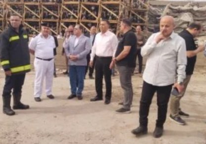 محافظ القليوبية ومدير الأمن يتابعان أعمال السيطرة علي حريق بمخزن بطاريات