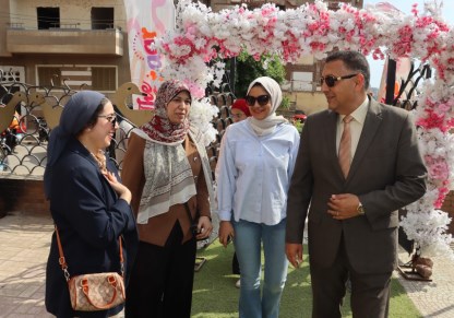 محافظ القليوبية يتفقد معرض "أيادي مصر" ببنها