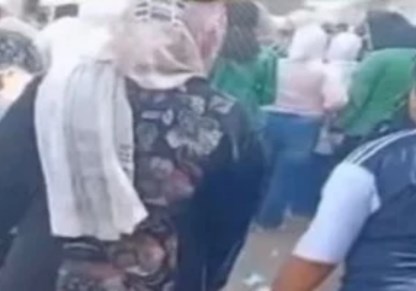 لماذا قيدت أم نجلها أثناء ذهابه إلى المدرسة؟