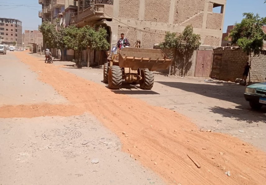 الإستعداد لتأهيل الطريق للسيارات والمارة بشكل آدمي