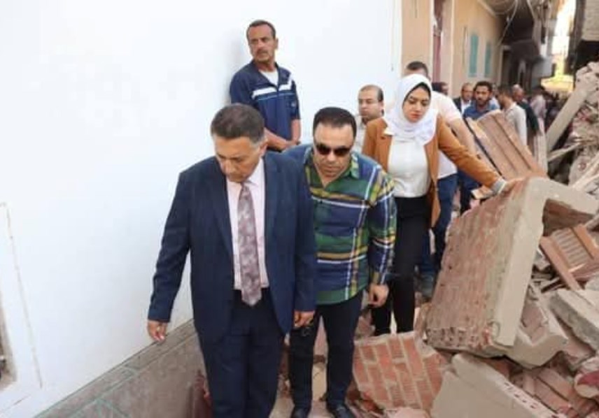 محافظ القليوبية والنائب مجدي مسعود يتفقدان العقار المنهار