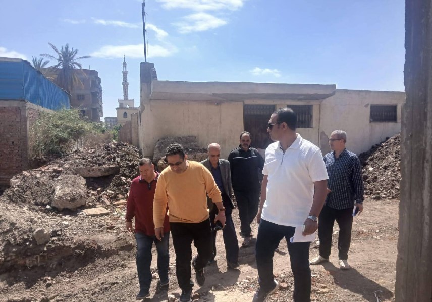 رئيس مدينة بنها يتابع قرية سندنهور للتعرف على مشكلاتها