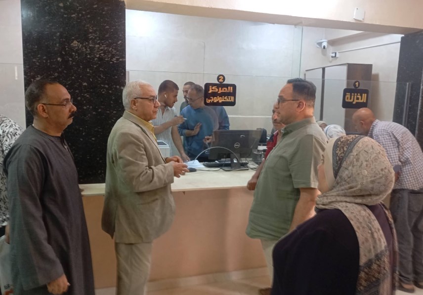رئيس مدينة قليوب أثناء متابعة المركز التكنولوجي