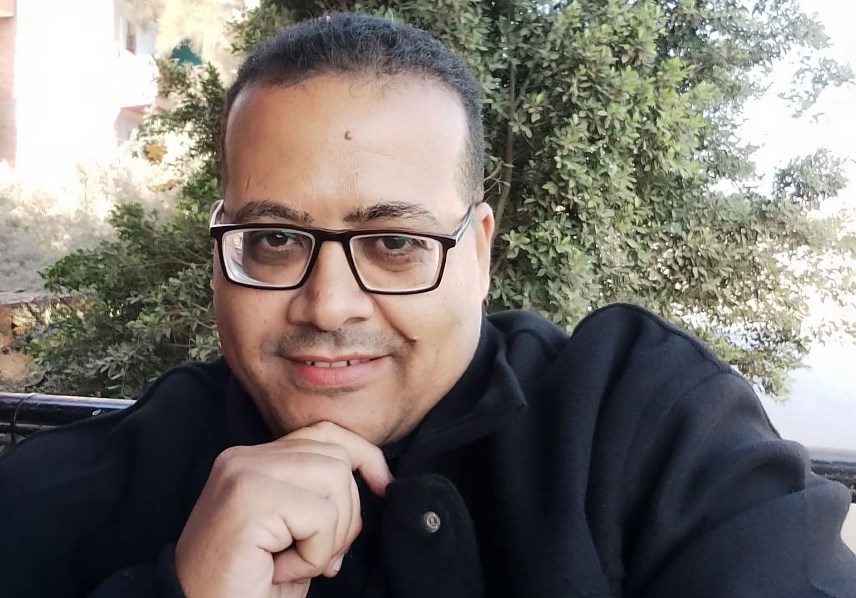 كاتب المقال