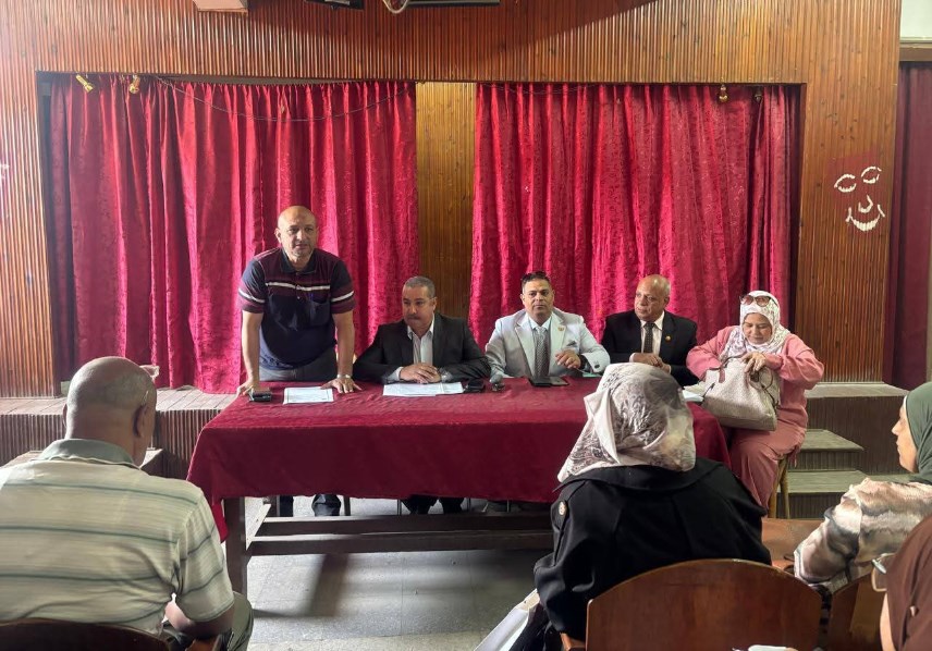 مدير إدارة الخانكة خلال الاجتماع 