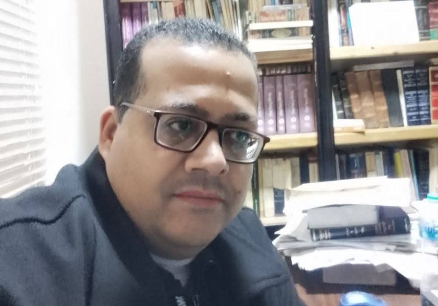 كاتب المقال