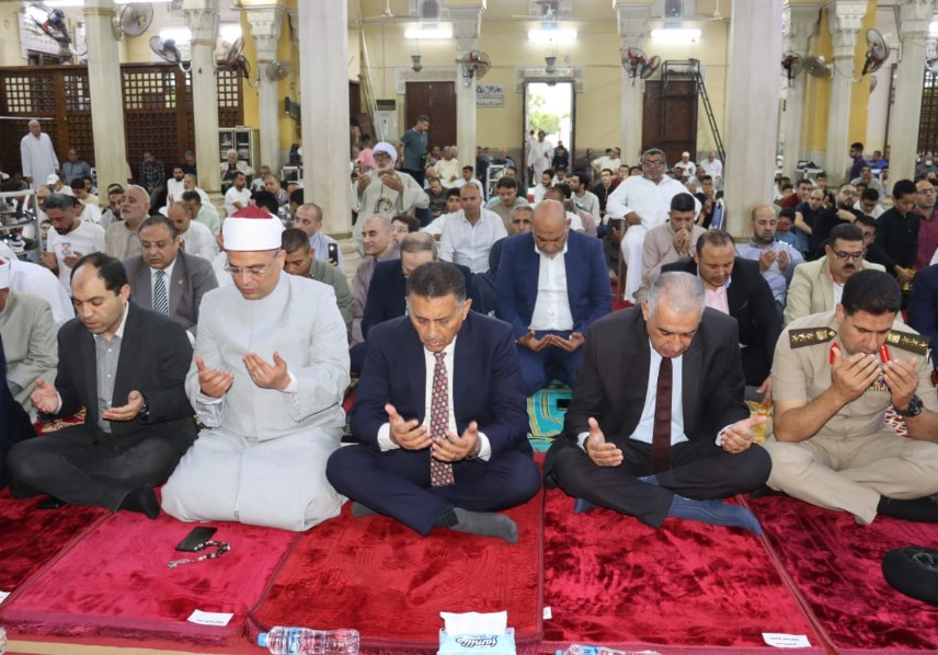 المحافظ والقيادات يؤدون صلاة العيد 
