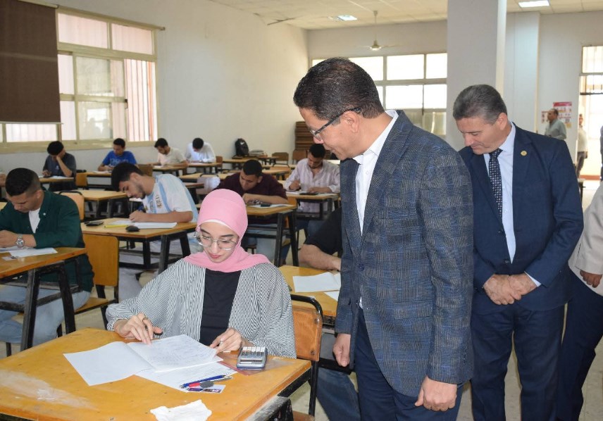 جولة مفاجئة للجيزاوي لمتابعة سير الامتحانات 