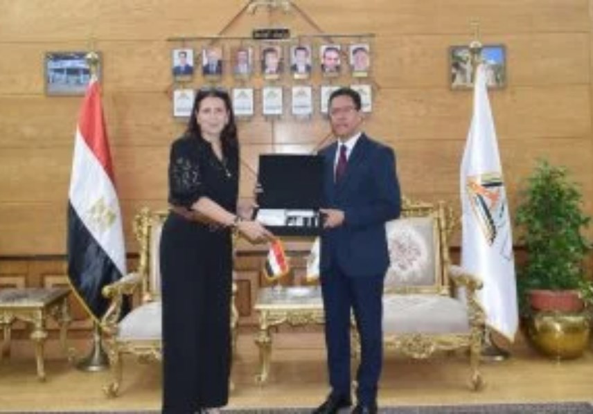 رئيس جامعة بنها والدكتورة ماجي نصيف