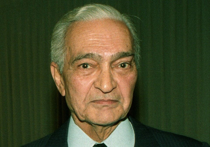 الدكتور مصطفي خليل