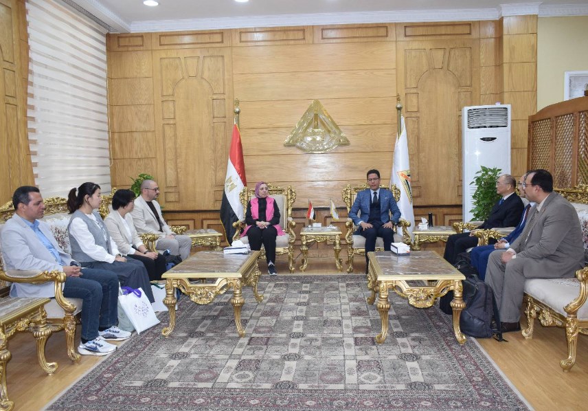 رئيس جامعة بنها يستقبل وفدا من جامعة وسط الصين الزراعية