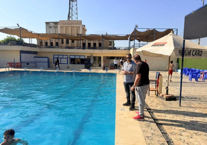 عوامل الأمن والسلامة بحمامات السباحة بمركزي شباب سنديون وقها.