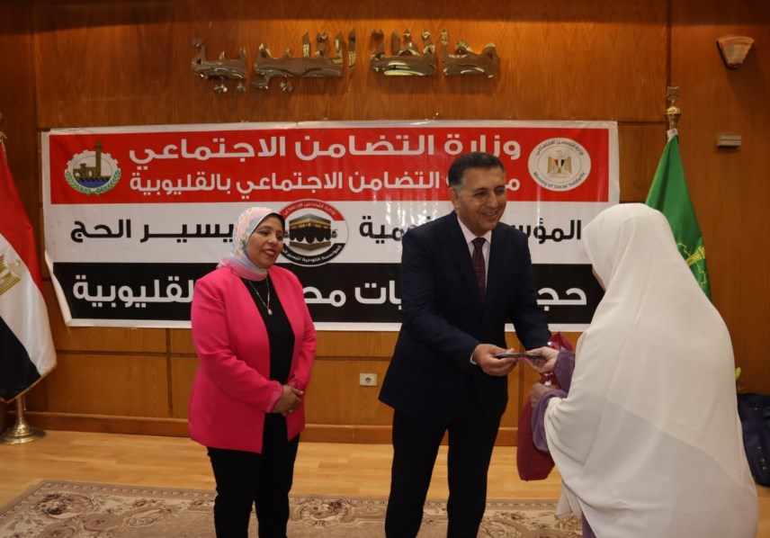 محافظ القليوبية يُودّع 45 حاجًا بملابس الإحرام 