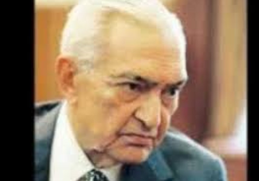 الدكتور مصطفى خليل