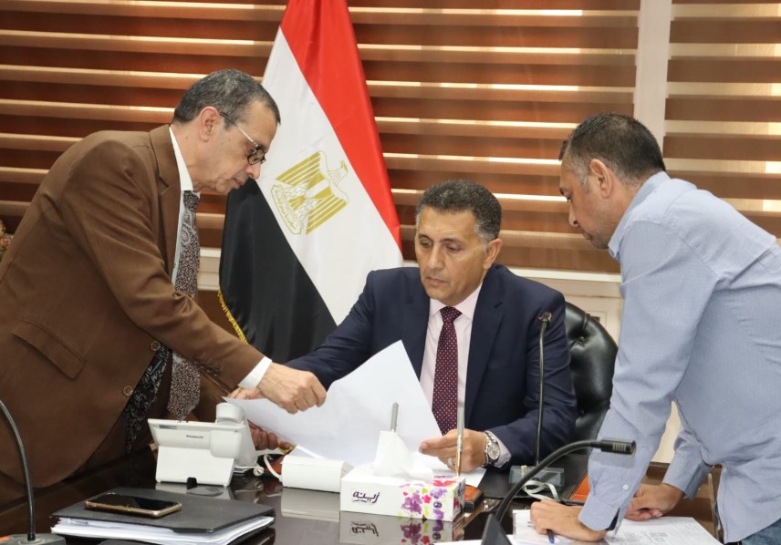 محافظ القليوبية يتابع معدلات تنفيذ غرفة الأزمات التبادلية