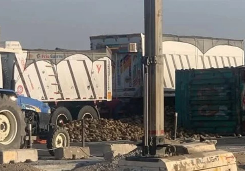 انقلاب مقطورة محملة بالزلط