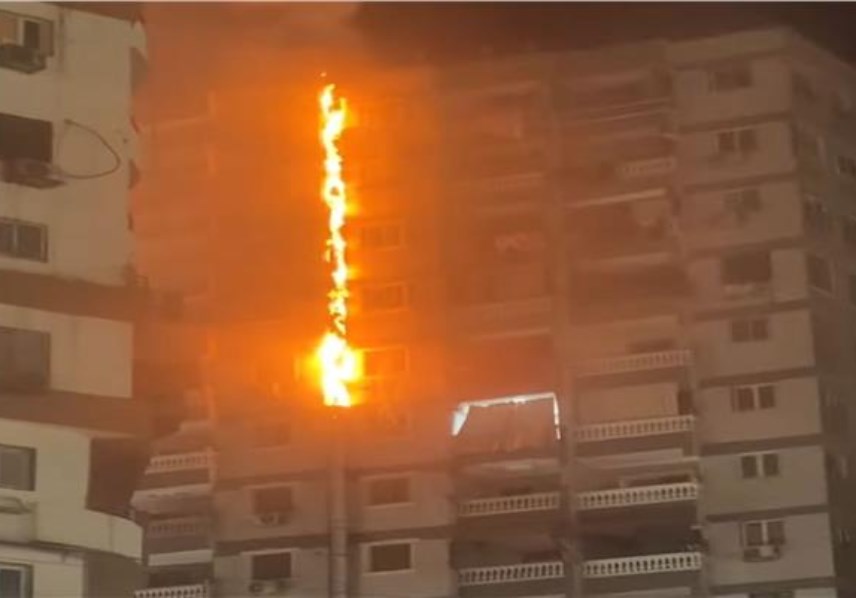 حريق داخل مدخنة مطعم مشويات بكفر شكر