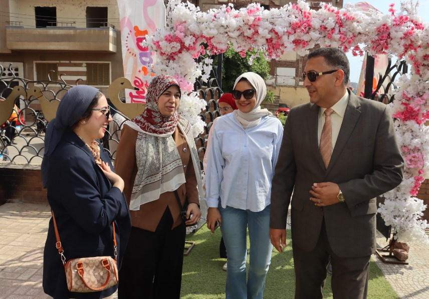 محافظ القليوبية يتفقد معرض "أيادي مصر" ببنها