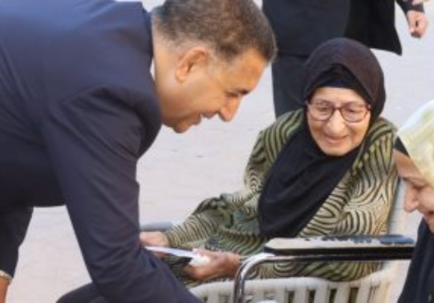 محافظ القليوبية يشارك نزيلات دار الصديق للمسنات فرحة العيد