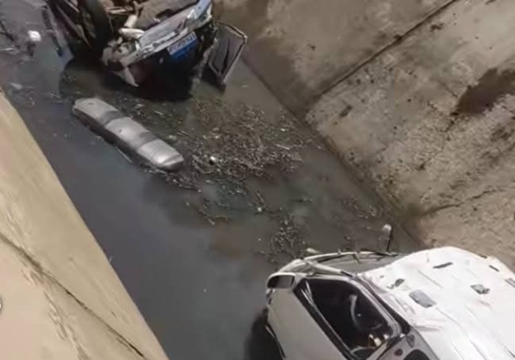 سقوط سيارتين بإحدى الترع بشبين القناطر 