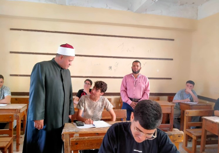 رىيس المنطقة الأزهرية بالقليوبية يتابع سير  الامتحانات 