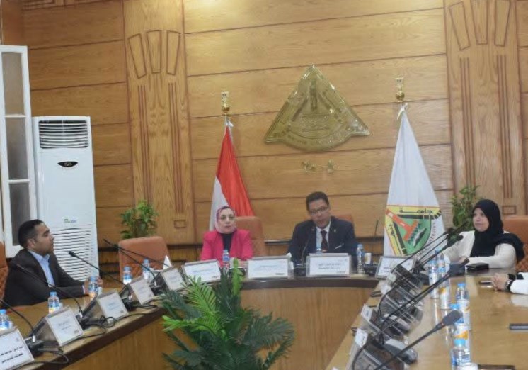 رئيس جامعة بنها يجتمع بسفراء التطوع بالمركز الجامعي 