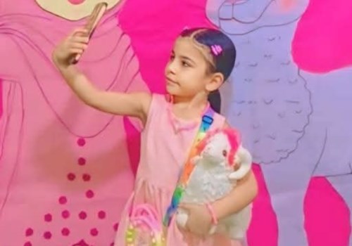 الطفلة البريئة تيا 