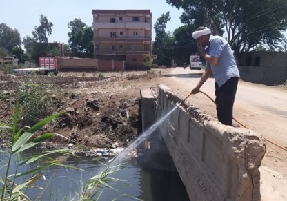 رش قرى بنها للحد من انتشار الحشرات والناموس