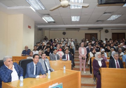 د ناصر الجيزاوي يشهد مشروعات التخرج لطلاب الحامعة