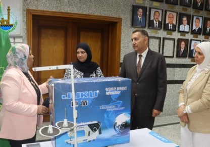 المحافظ يسلم إحدى السيدات ماكينة خياطة