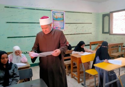 رئيس المنطقة الأزهرية بالقليوبية يتابع سير الامتحانات 