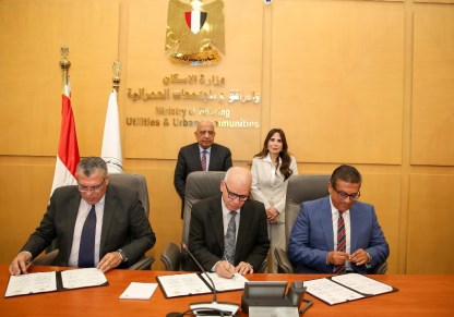 وزيرا الإسكان والكهرباء خلال توقيع مذكرة التفاهم الخاصة بترشيد استهلاك الكهرباء.