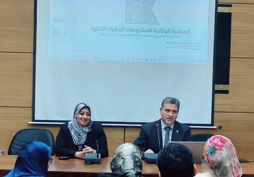 نائب رئيس جامعة بنها أثناء الاجتماع 