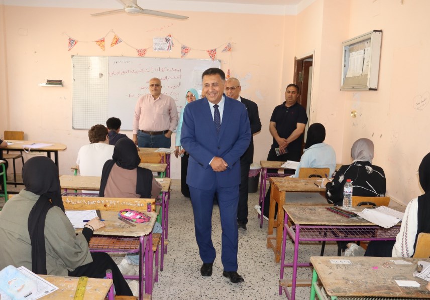 محافظ القليوبية يتفقد الطلاب داخل اللجان 