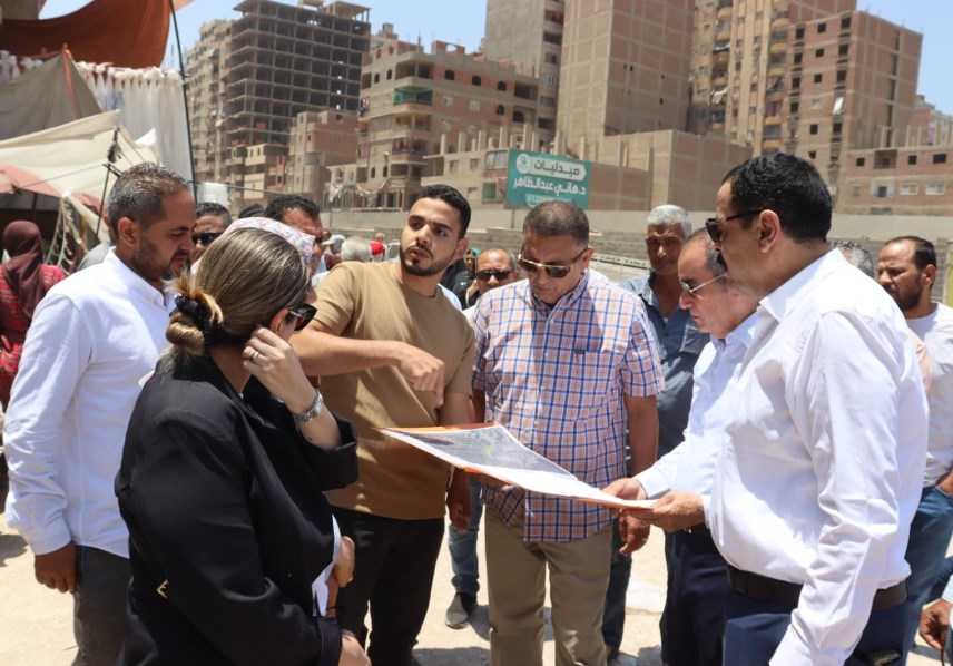 محافظ القليوبية أثناء تفقده الطريق 