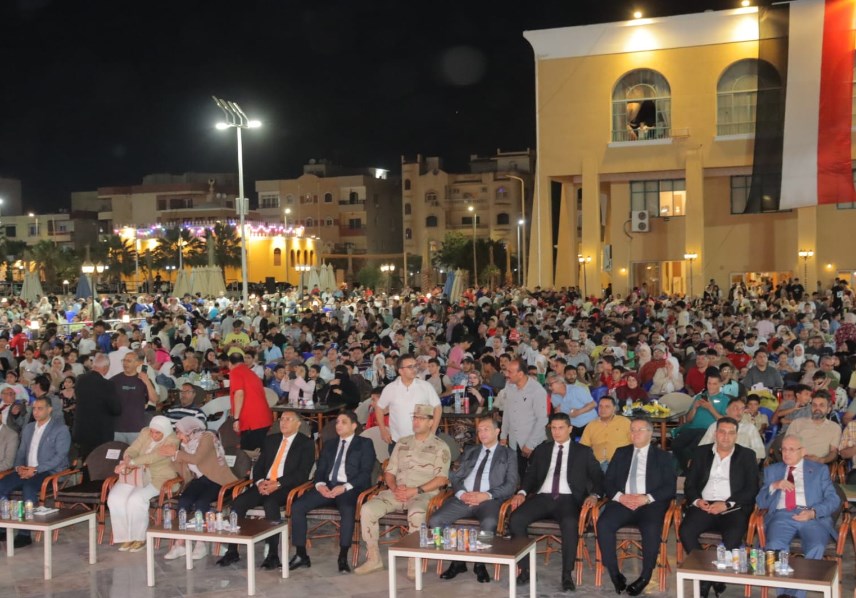المحافظ يشارك في مشاهدة مبارة مصر بمدينة العبور
